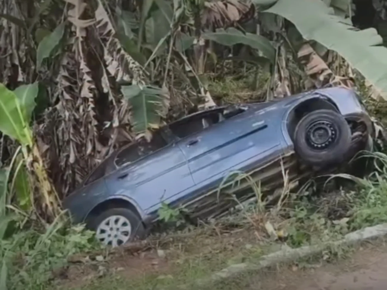 Vídeo mostra carro sai da pista e cai em ribanceira durante a madrugada em Itapajé no Ceará