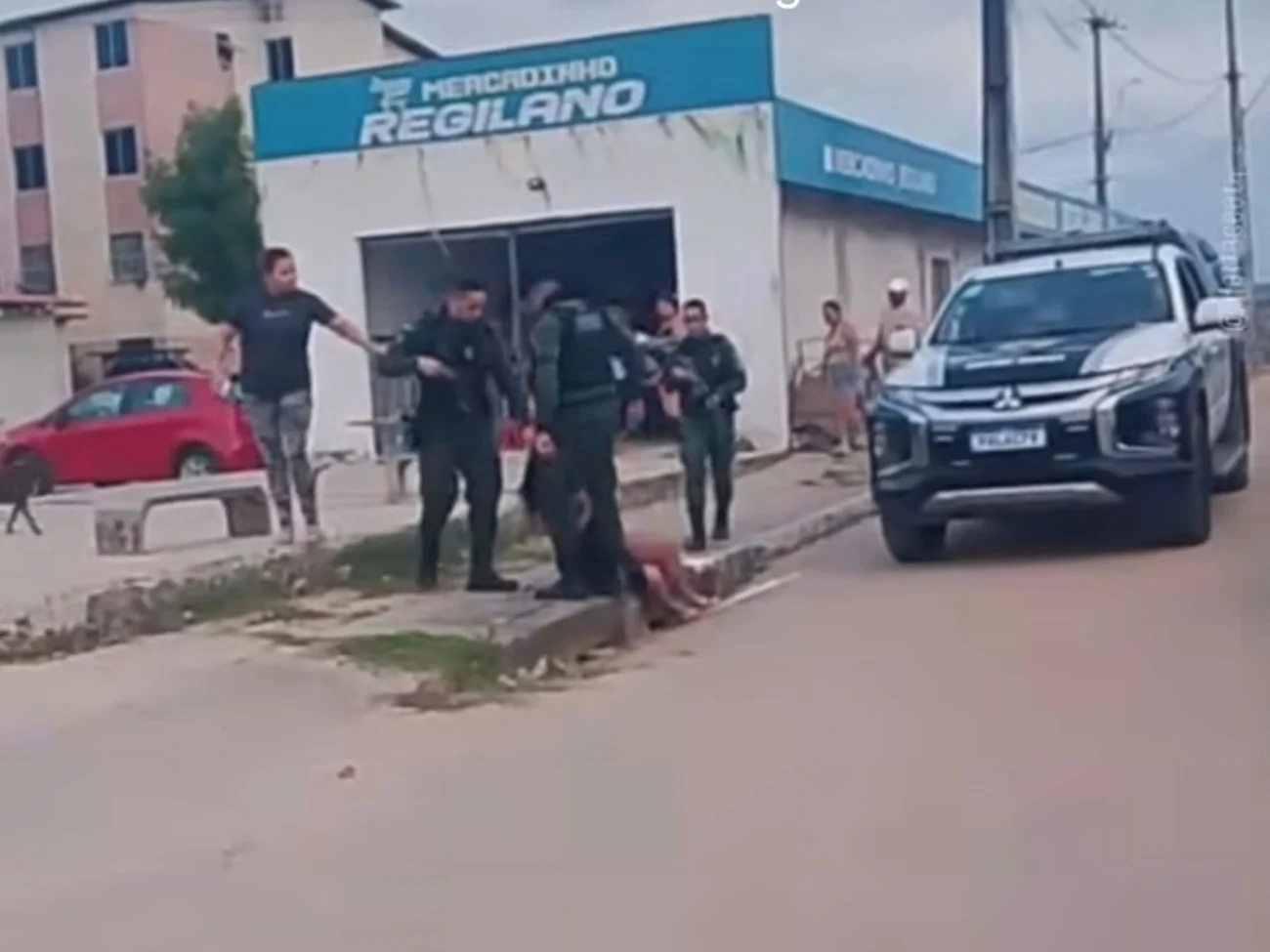Vídeo mostra mulher resiste à abordagem policial em Fortaleza e caso registrado por populares repercute nas redes sociais
