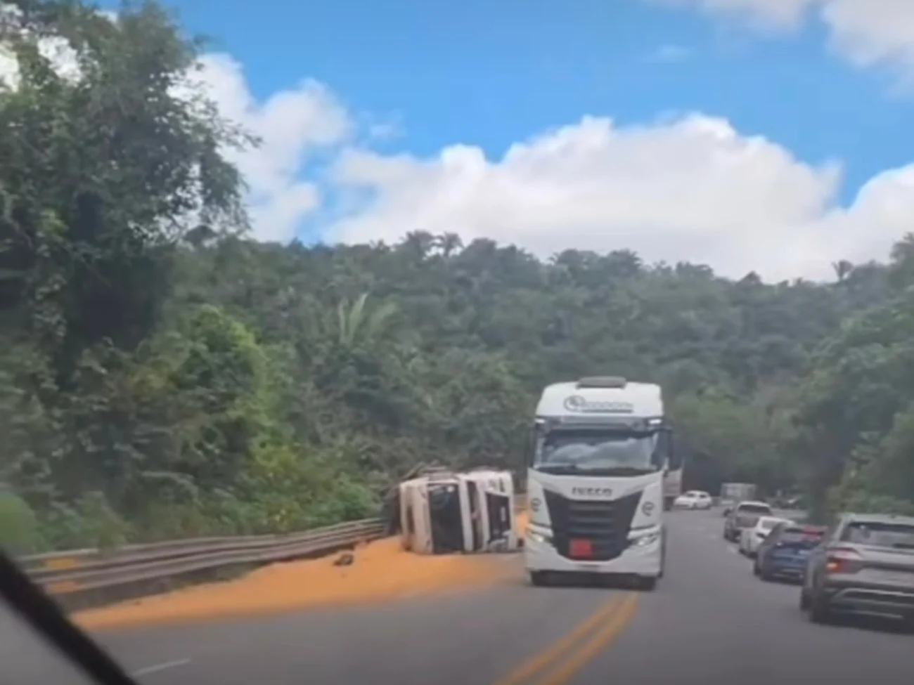 Vídeo mostra Rodotrem carregado com milho tomba na serra da Ibiapaba após possível falha nos freios e mobiliza grande operação de resgate em Tianguá 