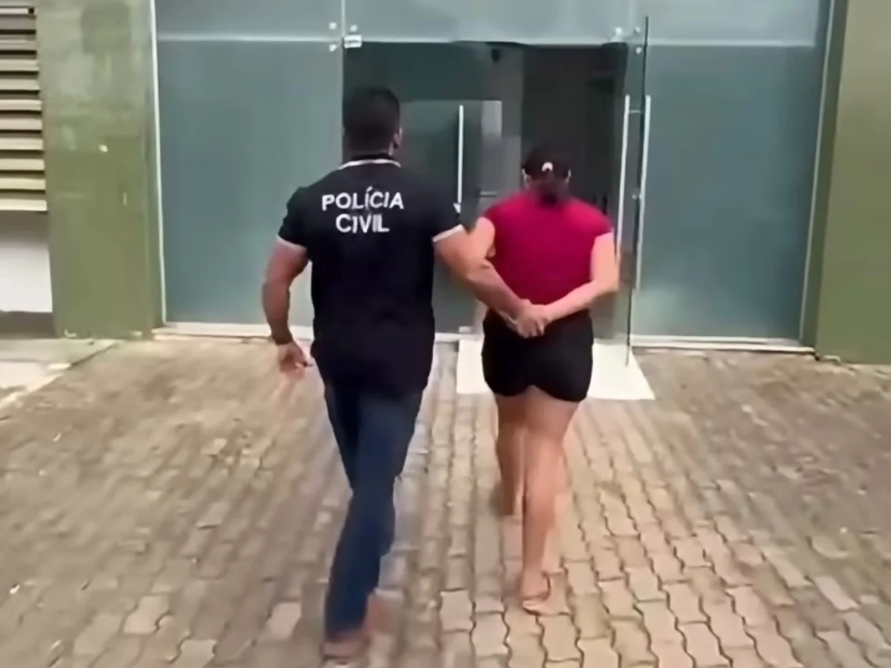 Vídeo mostra mulher é presa em Aurora no Ceará, durante investigação que envolve adolescente de 13 anos