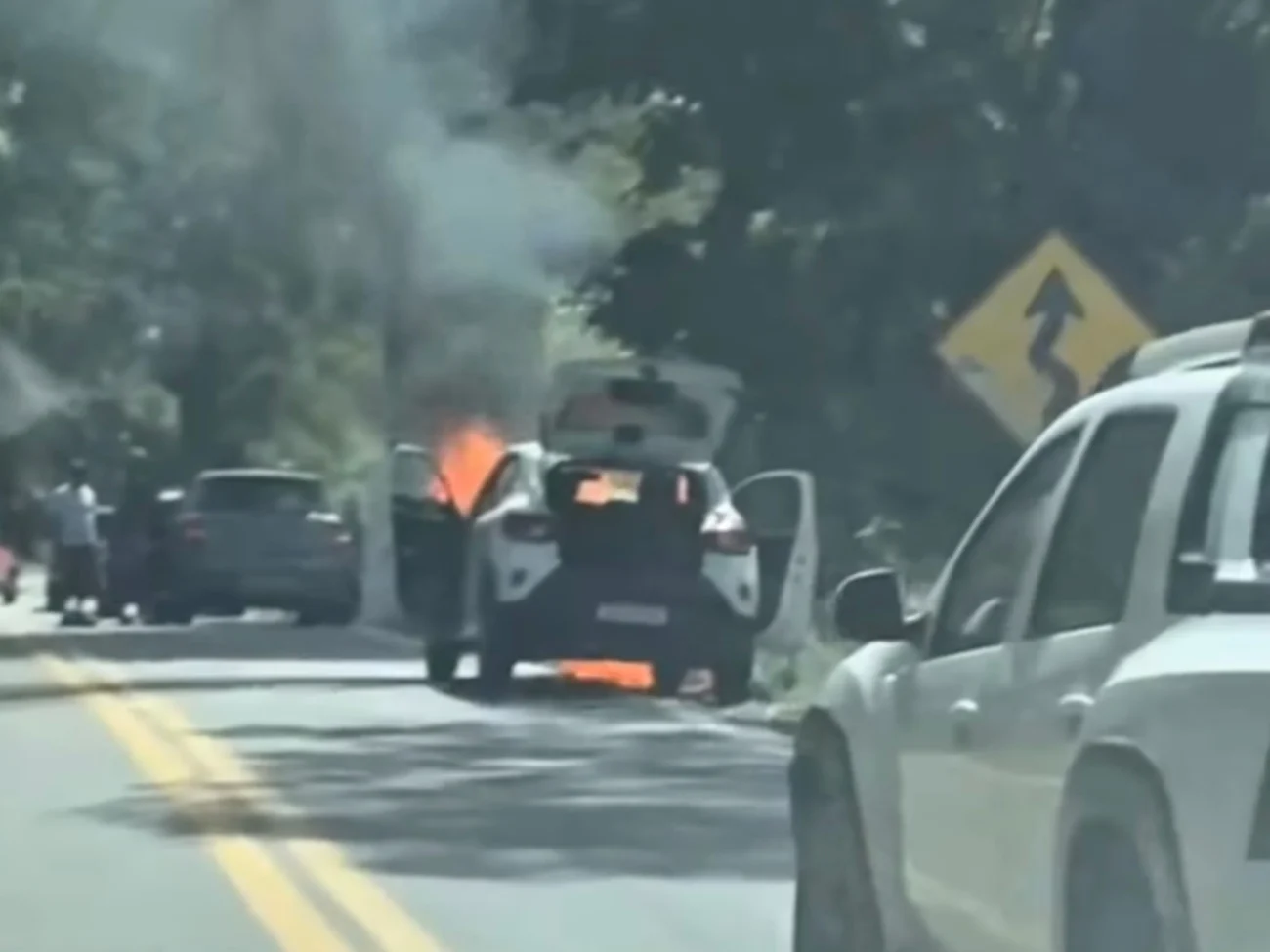 Vídeo mostra Renault Kwid é destruído por incêndio durante subida da serra da Meruoca no Ceará e assusta motoristas