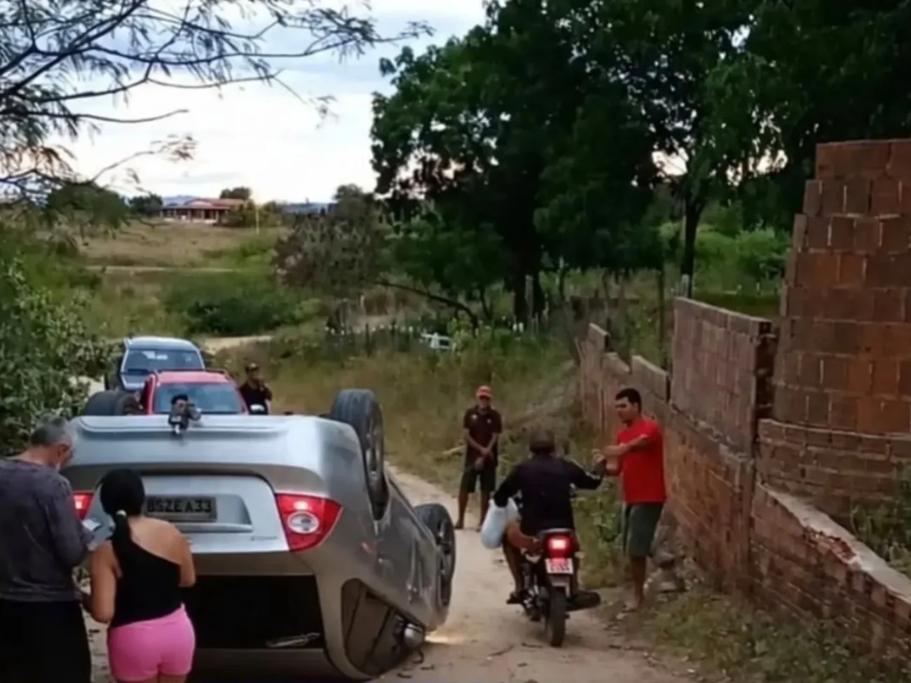 Veículo capota próximo ao sangradouro do açude ema em Iracema no Ceará e acidente mobiliza moradores