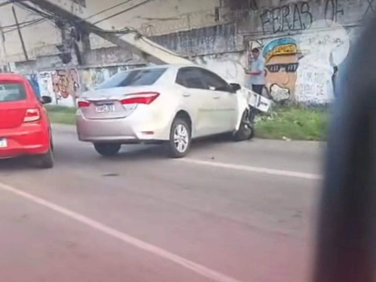 Motorista perde controle, bate em poste e acidente provoca congestionamento na avenida josé bastos, em Fortaleza 