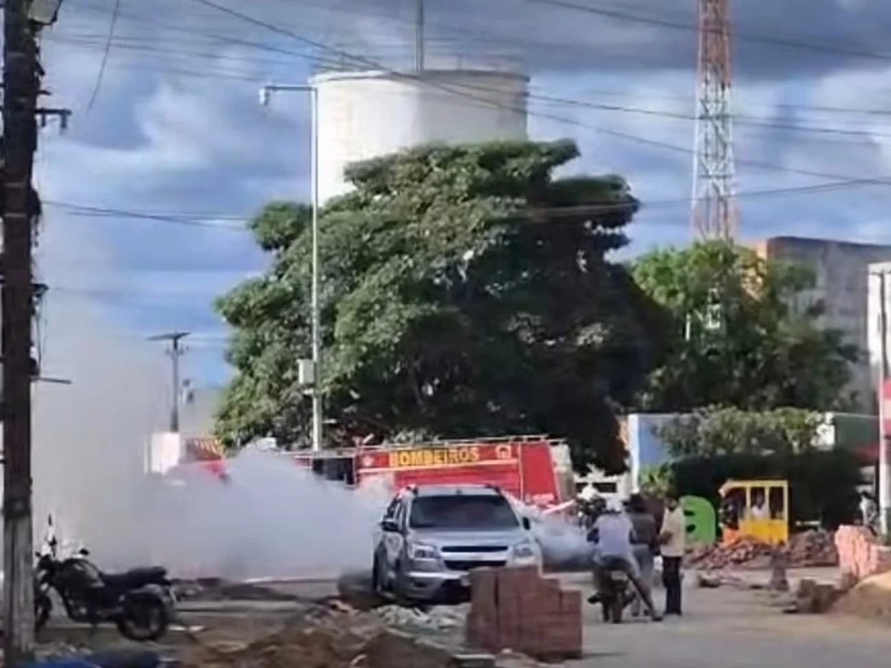 Vídeo mostra carro é completamente destruído por incêndio no centro de Ubajara no Ceará e chamas assustam moradores