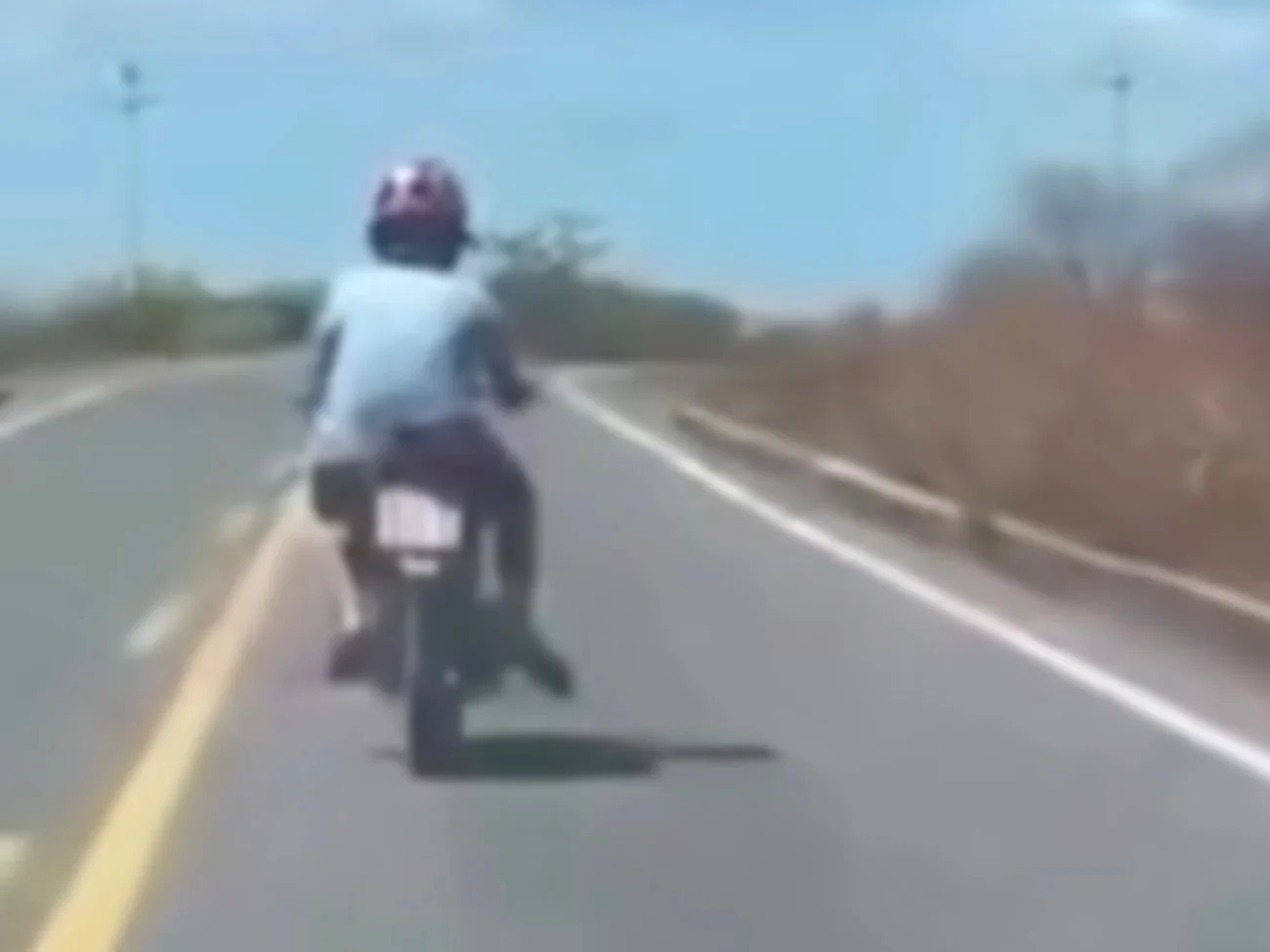 Vídeo mostra motociclista é flagrado fazendo manobras perigosas na CE-257 e assusta motoristas entre Santa Quitéria e Hidrolândia no Ceará 