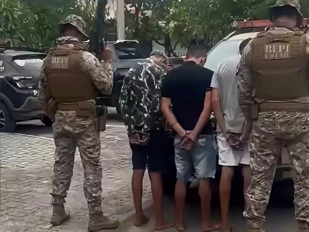 Vídeo mostra operação da polícia prende dois homens e apreende adolescente suspeitos de ameaçar prefeito e vice-prefeito de Cariré no Ceará 