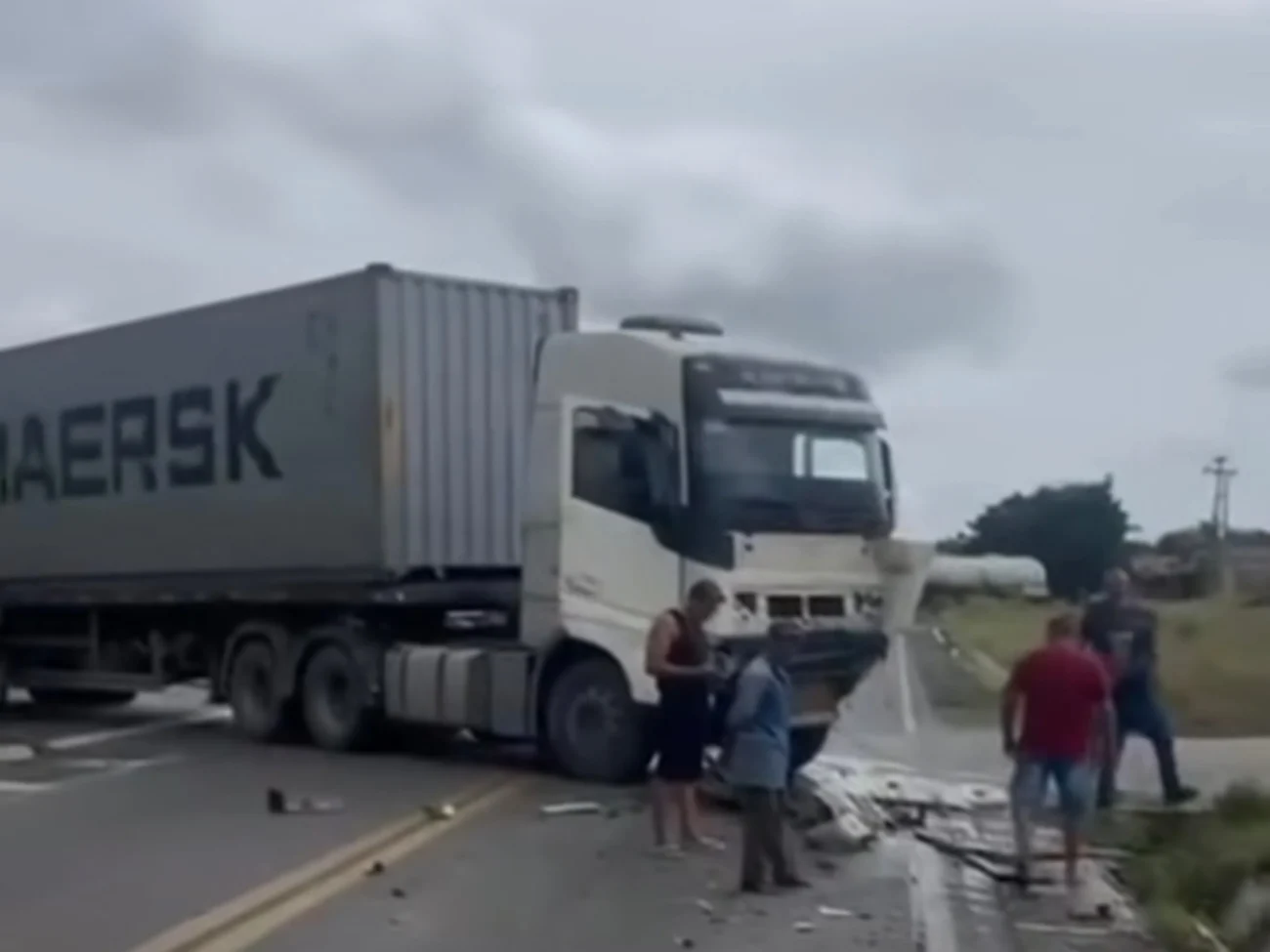 Vídeo mostra grave colisão entre carro e carreta deixa trânsito lento na BR-116, no boqueirão do cesário