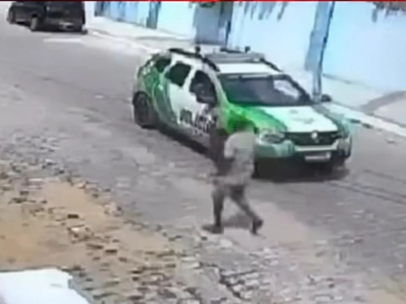 Vídeo mostra homem é baleado após avançar contra policiais com uma foice em Santana do Acaraú no Ceará 