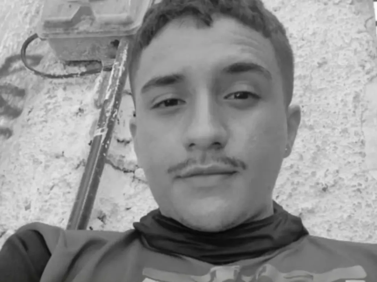 Motociclista morre após perder o controle da moto e colidir contra poste na via expressa, em Fortaleza 