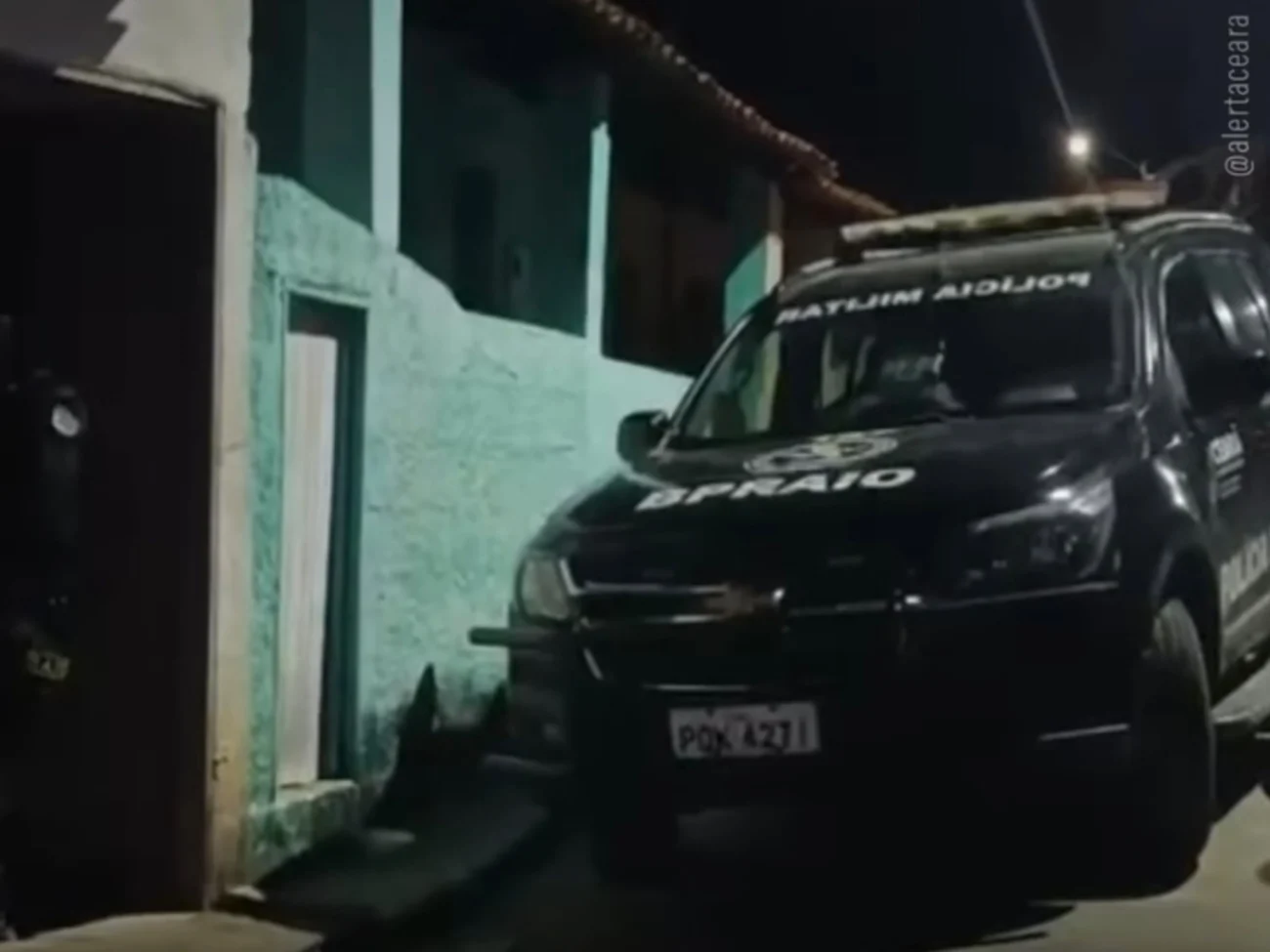 Vídeo mostra policial dispara durante abordagem e causa correria entre moradores em Baturité no Ceará