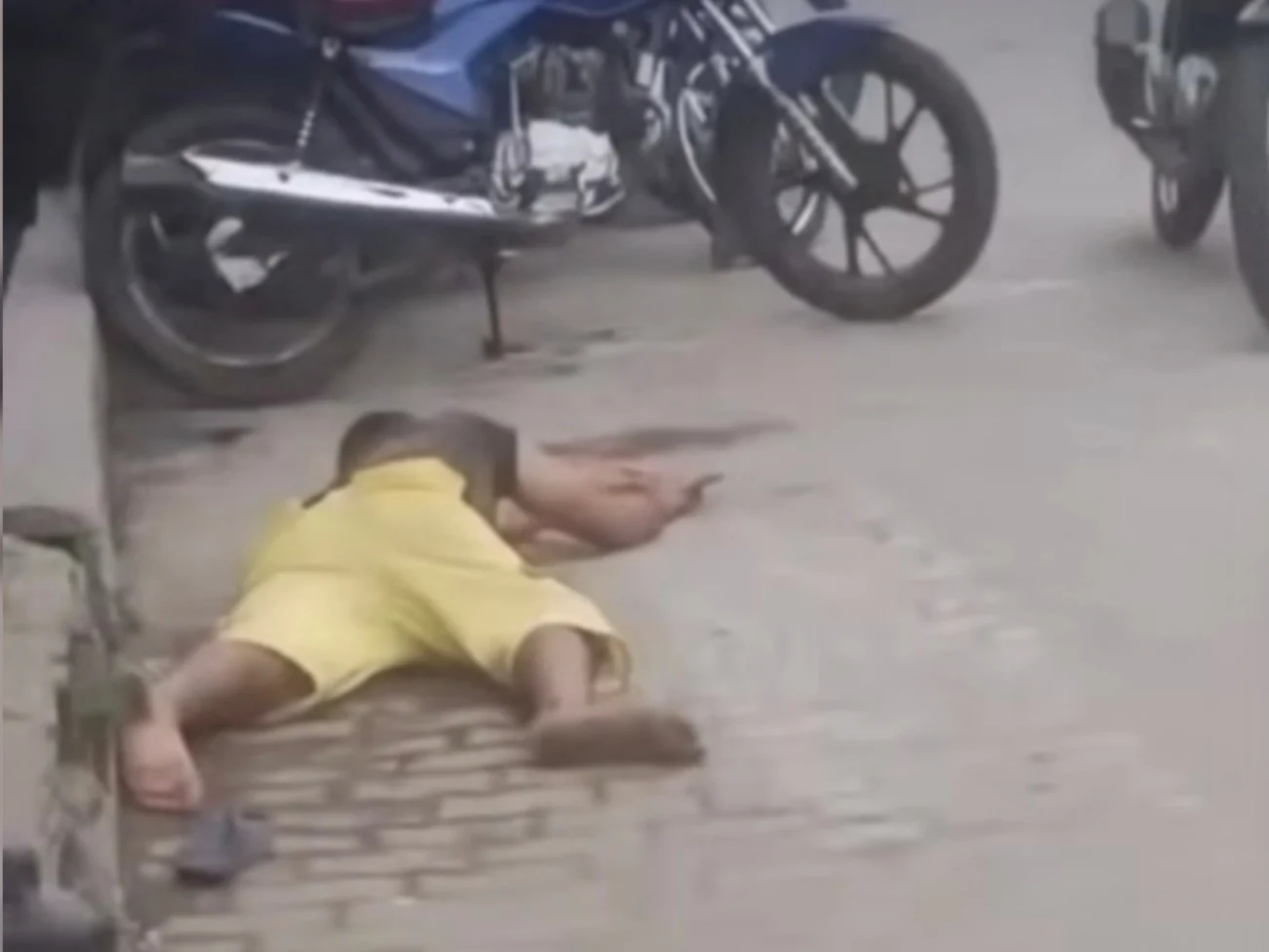 Vídeo mostra homem ameaça funcionárias de farmácia, é retirado por populares e agredido em Itapajé no Ceará 