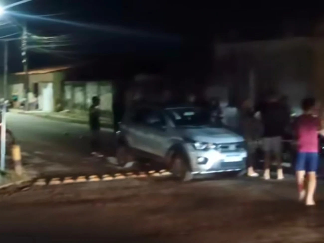 Vídeo mostra acidente entre dois carros e motocicleta deixa motociclista ferido no centro de Pacajus no Ceará 