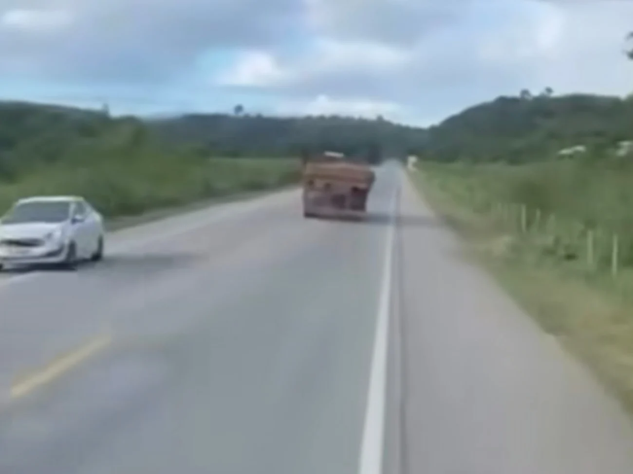 Vídeo mostra caminhão em zigue-zague na BR-116 assusta motoristas e quase termina em tragédia após condutor supostamente dormir ao volante