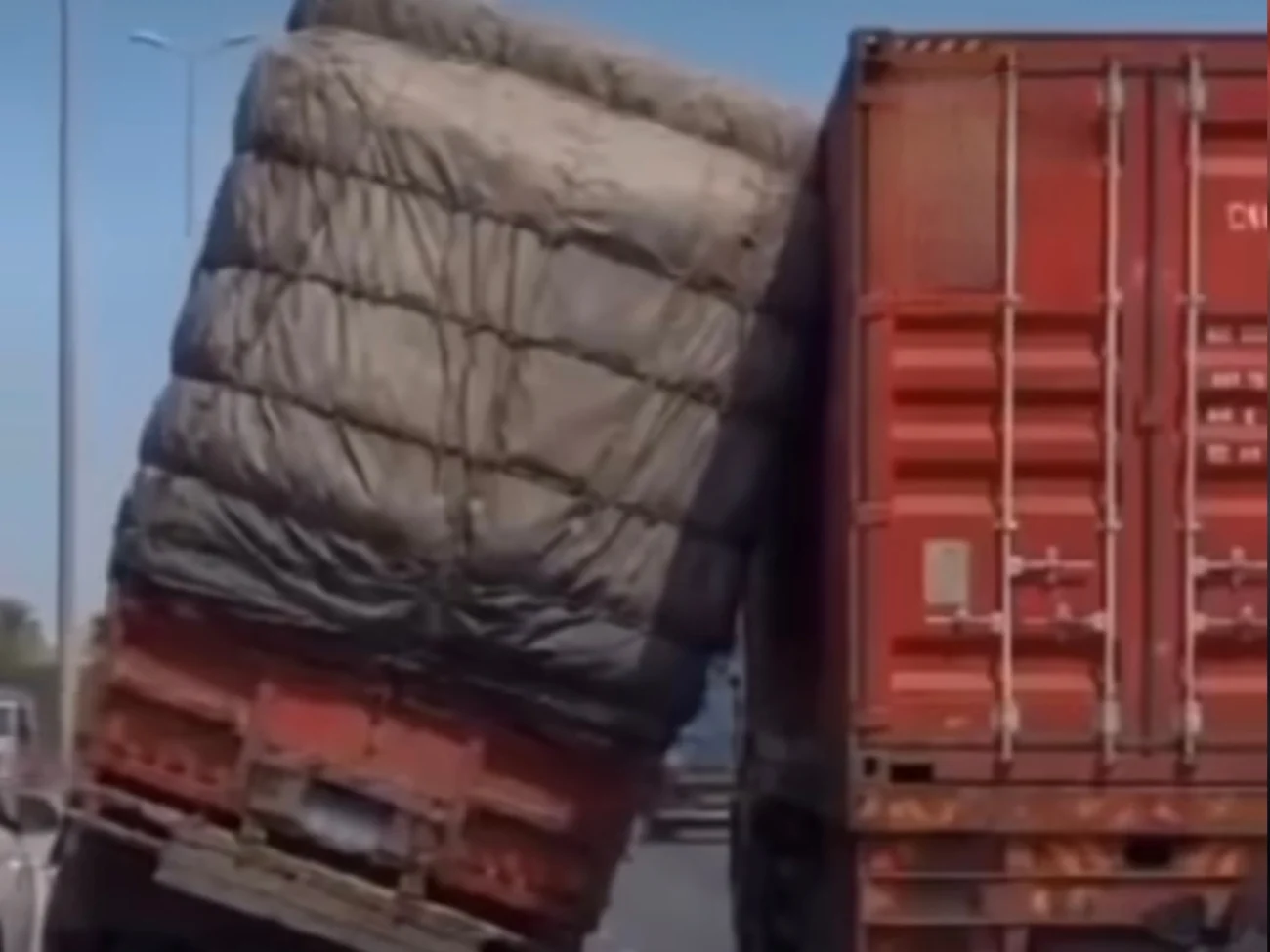 Vídeo mostra caminhoneiro ajudando colega após estouro de pneu e gesto de solidariedade emociona nas rodovias