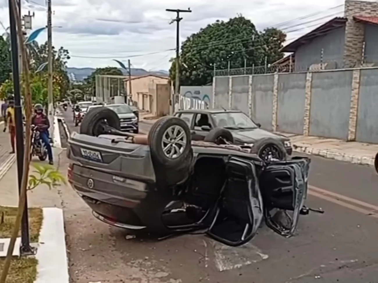 Vídeo mostra carro capotando no bairro Parque Granjeiro, na cidade do Crato no Ceará; mulher e criança escapam ilesas