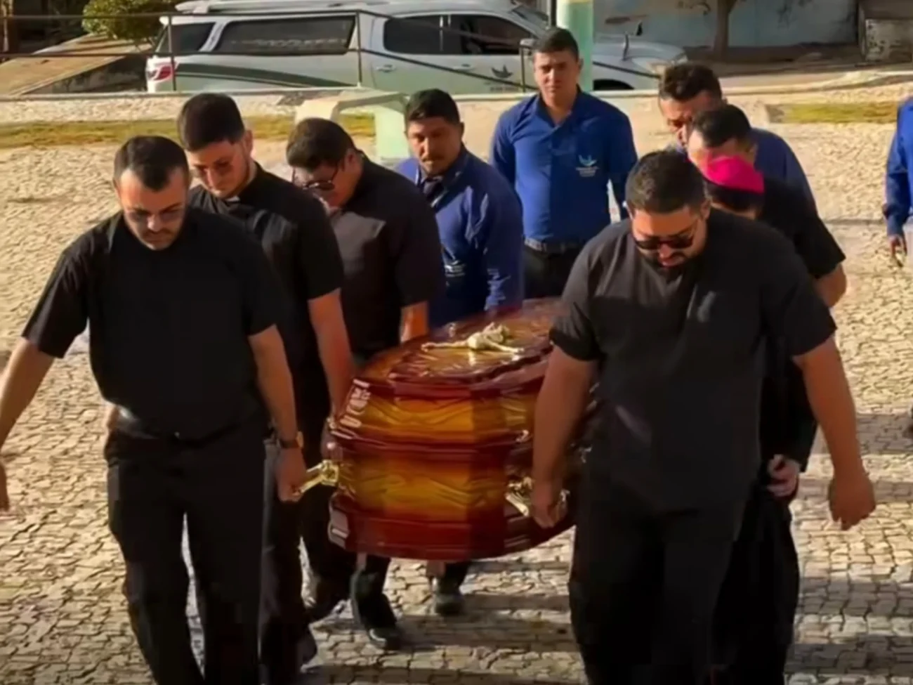 Vídeo mostra comoção marca despedida do padre Sebastião Firmiano em Ibaretama; corpo segue para Quixadá sob aplausos e orações