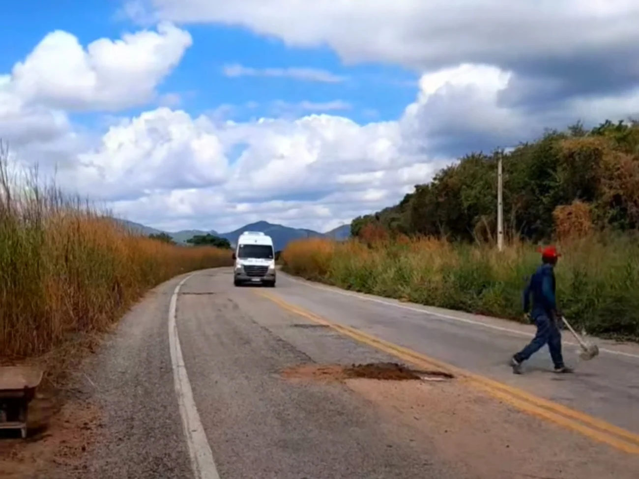 Vídeo mostra morador tomando atitude após presenciar inúmeros acidentes na BR-402 entre Tururu e Itapipoca, no Ceará 