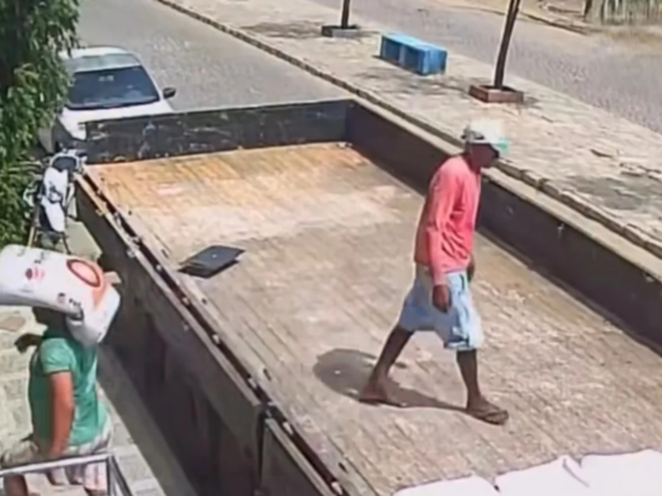 Vídeo mostra homem é executado a tiros enquanto descarregava caminhão em depósito no Sertão de Pernambuco