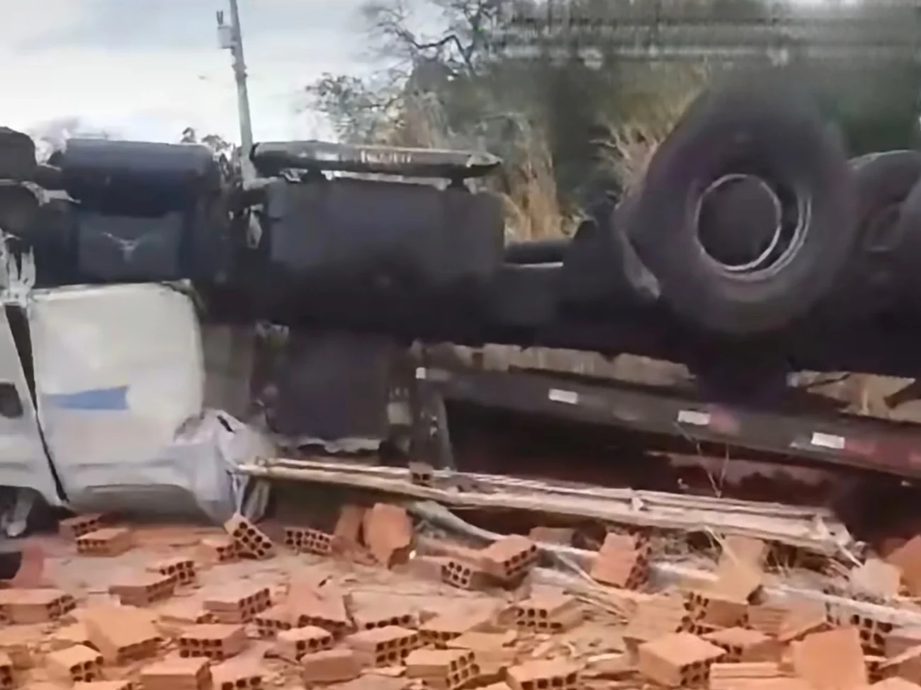 Vídeo mostra carreta carregada com tijolos capotar em Nova Olinda; motorista sobrevive após ficar preso nas ferragens
