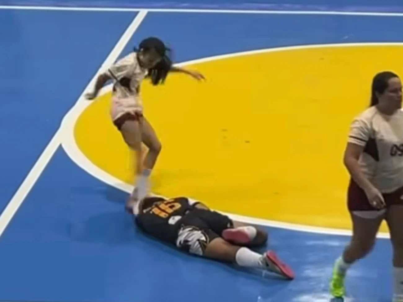 Vídeo mostra confusão e agressões marcarem partida do Campeonato Municipal de Futsal Feminino em Eusébio no Ceará 