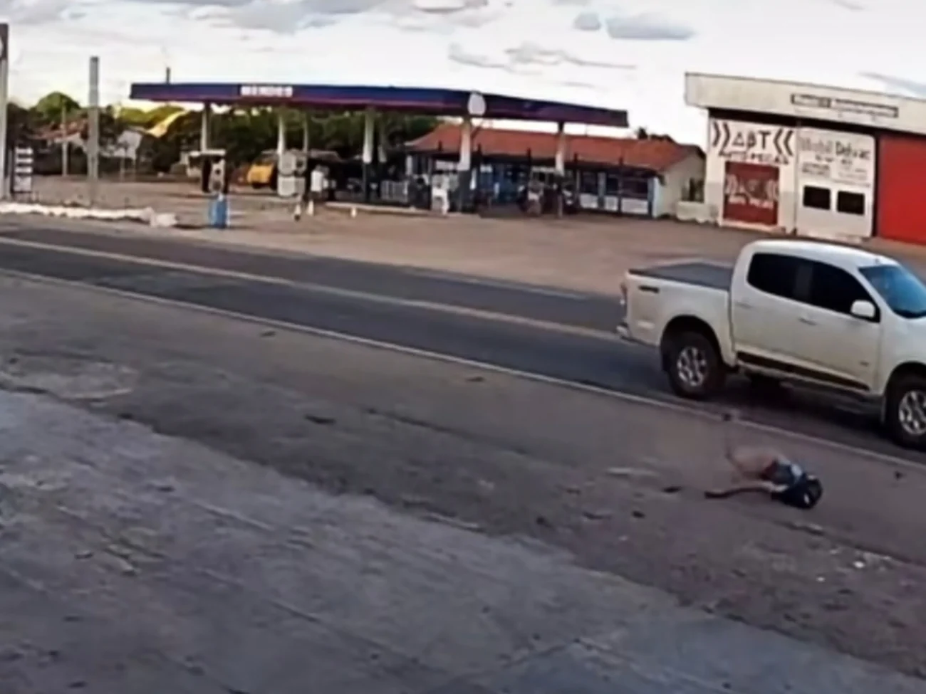 Vídeo mostra motociclista é arremessado após colidir violentamente na traseira de caminhonete parada em semáforo em Crateús no Ceará 