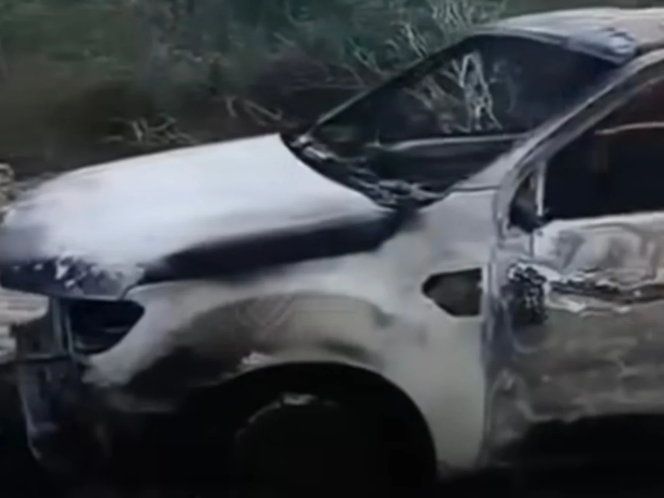 Vídeo mostra caminhonete roubada em estrada entre Ceará e Piauí é encontrada queimada na zona rural de Viçosa do Ceará 