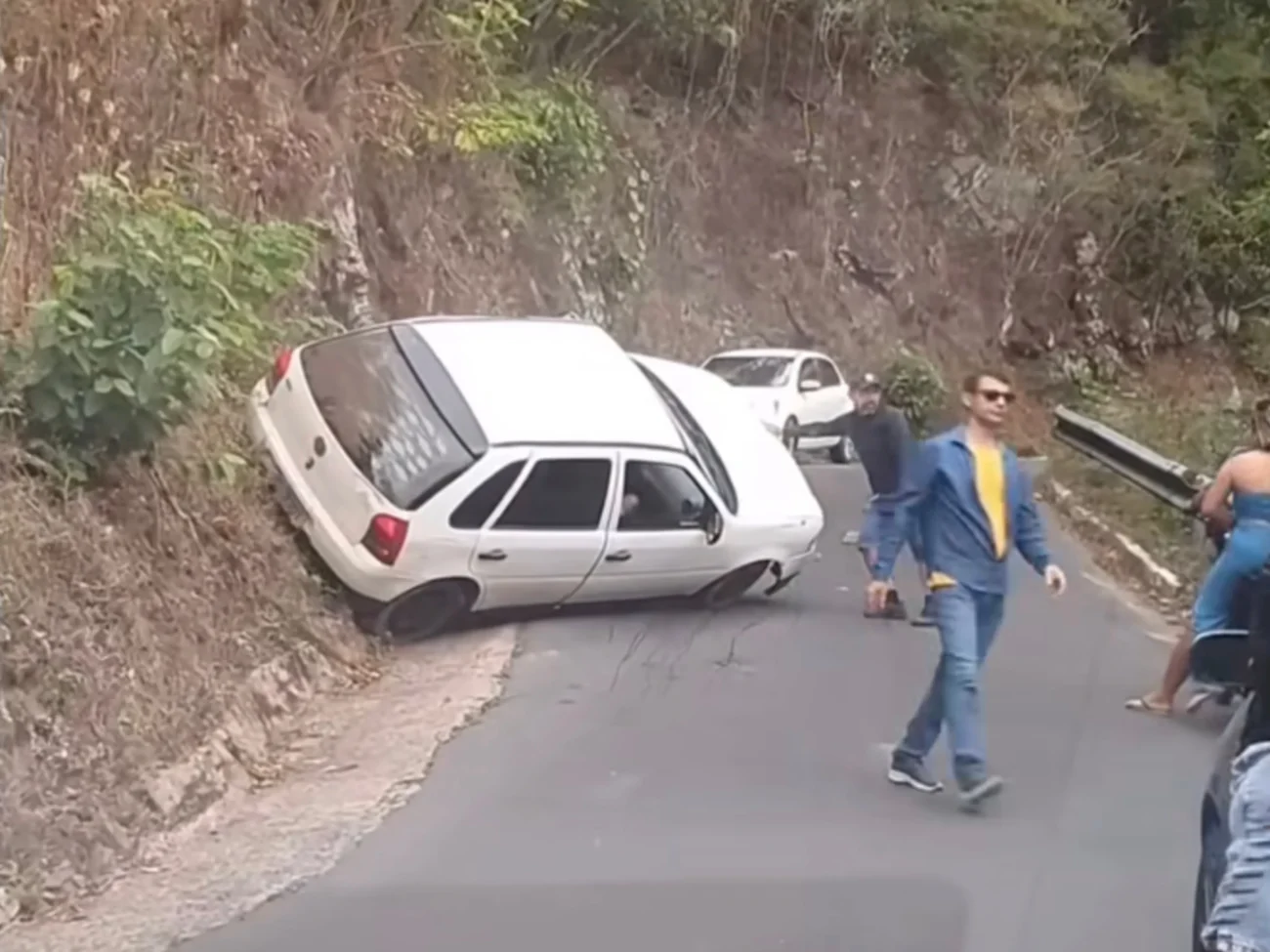 Carro capota na CE-253 entre Ibiapina e Mucambo no Ceará e chama atenção para os cuidados no trecho da serra da Ibiapaba 