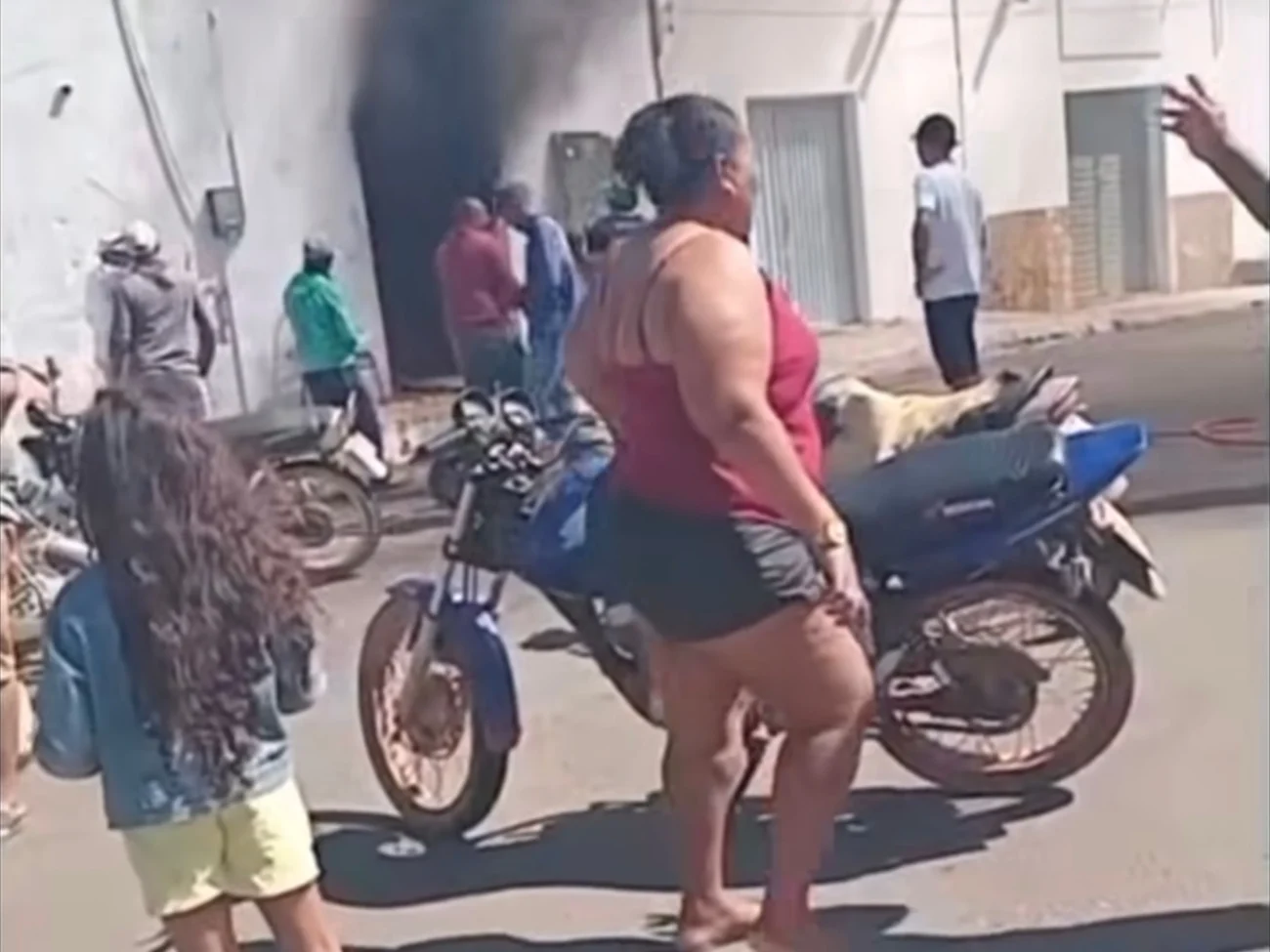 Vídeo mostra cadeirante de 63 anos morre após incêndio destruir residência