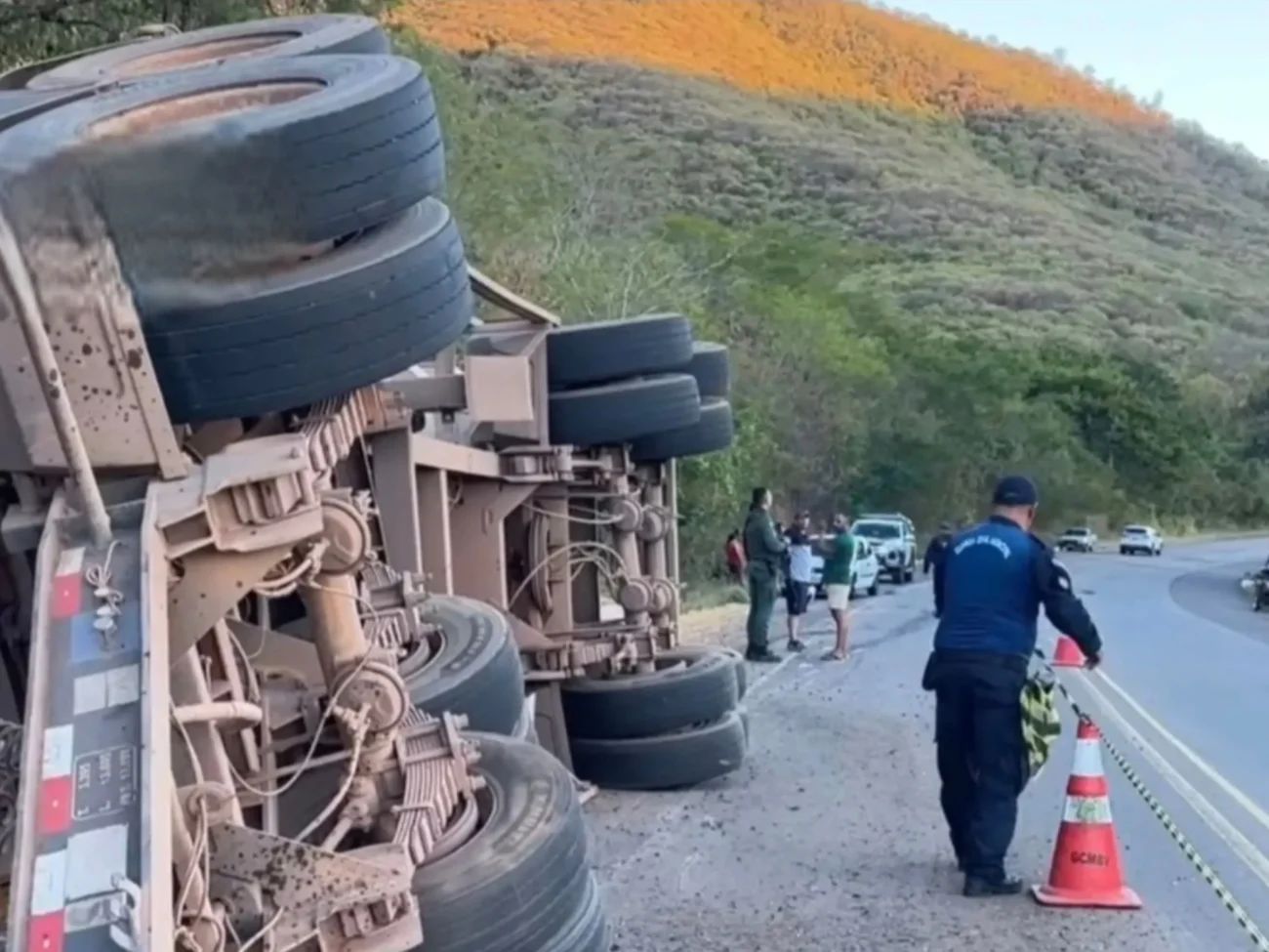 Carreta carregada de milho tomba na serra do facão, em Boa Viagem no Ceará, e carga se espalha pela pista