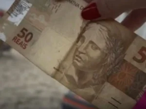 Salário mínimo de R$ 1.621 equivale a cerca de R$ 54 por dia e reacende debate sobre o custo de vida no Brasil