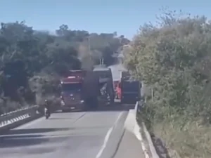 Vídeo mostra colisão entre duas carretas na BR-116 em Barro no Ceará