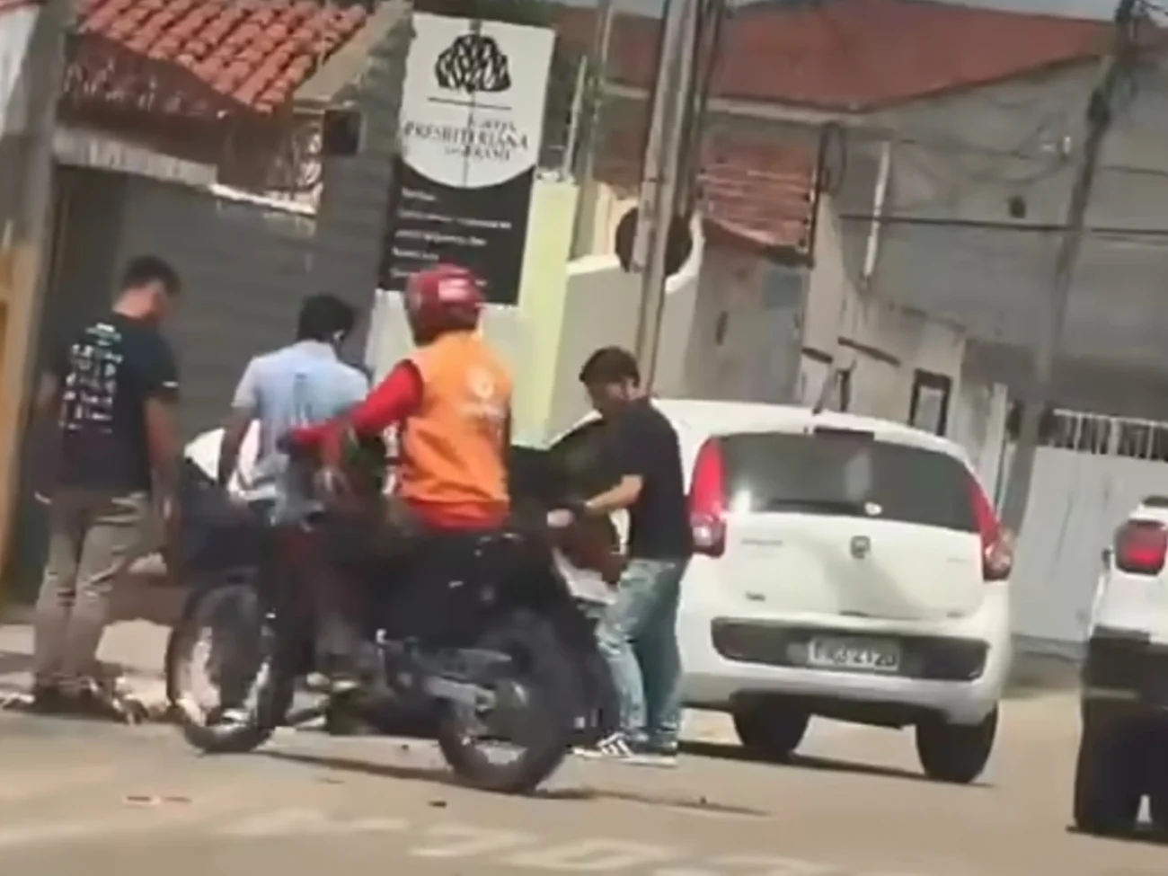 Vídeo mostra acidente entre carro e moto é registrado no bairro Alto São Francisco, em Quixadá no Ceará 