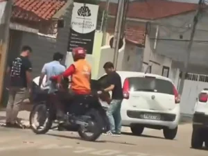 Vídeo mostra acidente entre carro e moto é registrado no bairro Alto São Francisco, em Quixadá no Ceará 