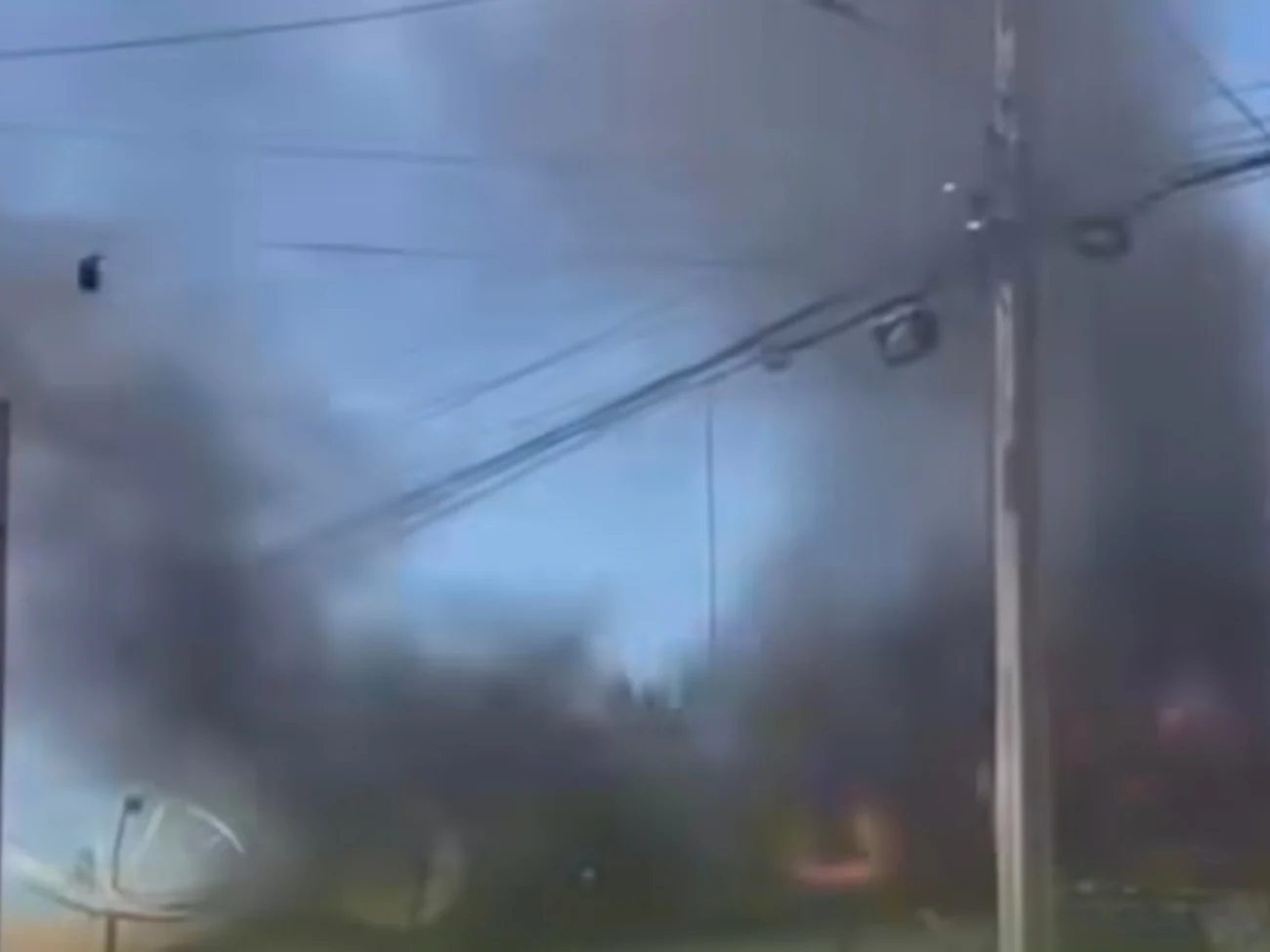 Vídeo mostra incêndio destrói residência em Sobradinho na Bahia; suspeita inicial aponta que fogo pode ter começado em placas de energia solar