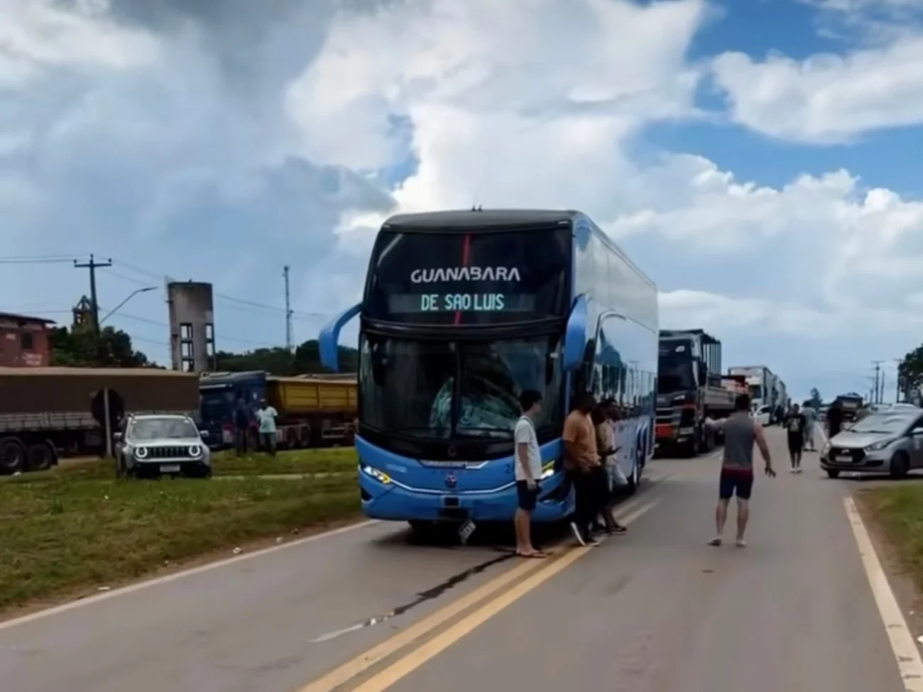Vídeo mostra moradores bloqueiam BR-135 após grave acidente e cobram mais segurança