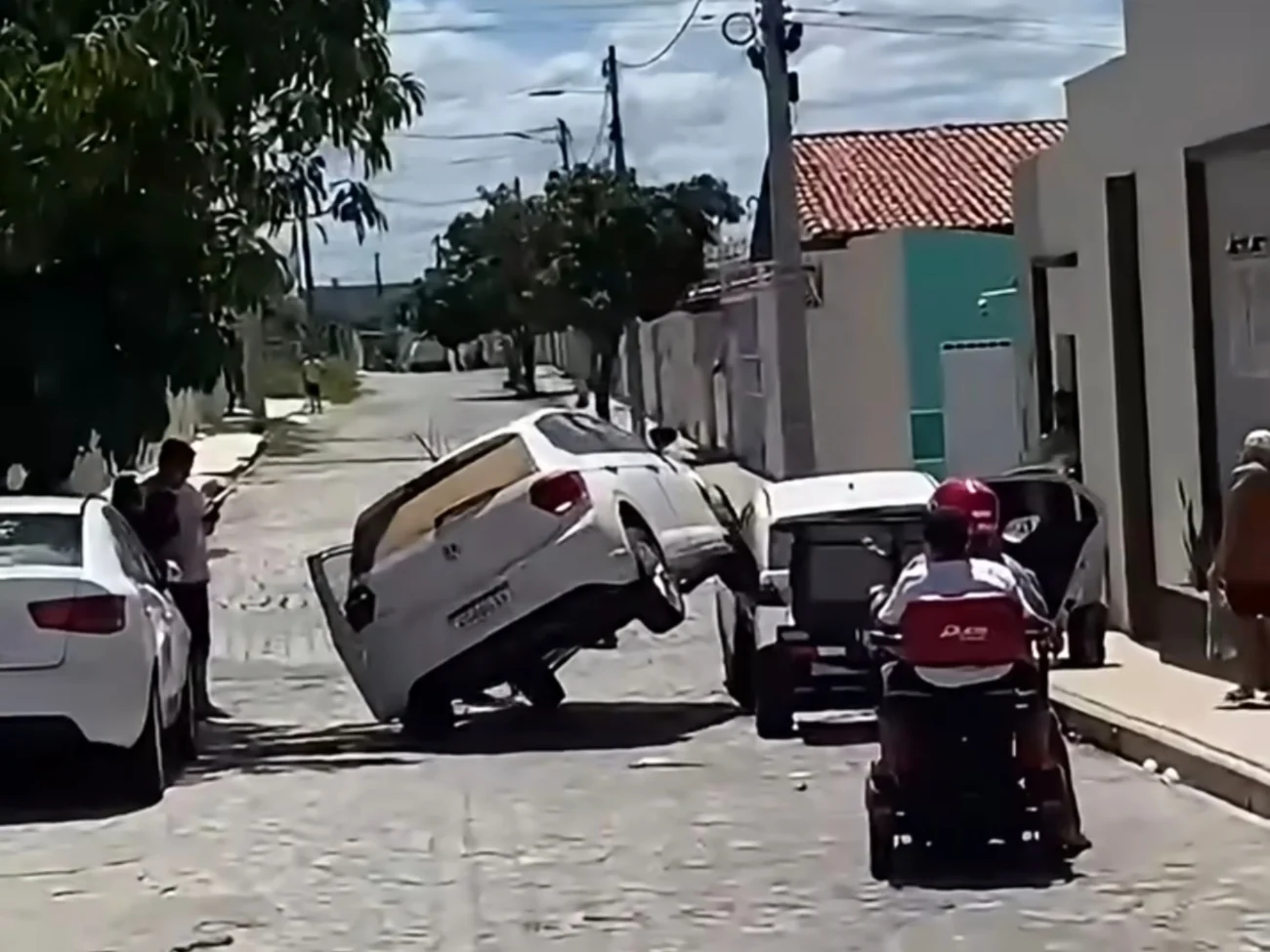 Vídeo mostra acidente impressionante em Apodi, deixa veículo sobre outro e assusta moradores