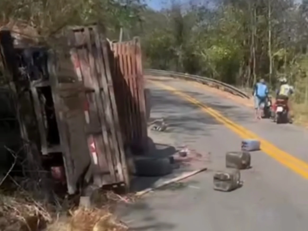 Vídeo mostra acidente na CE-243 deixa homem morto após caminhonete tombar na região serrana de Itapajé no Ceará