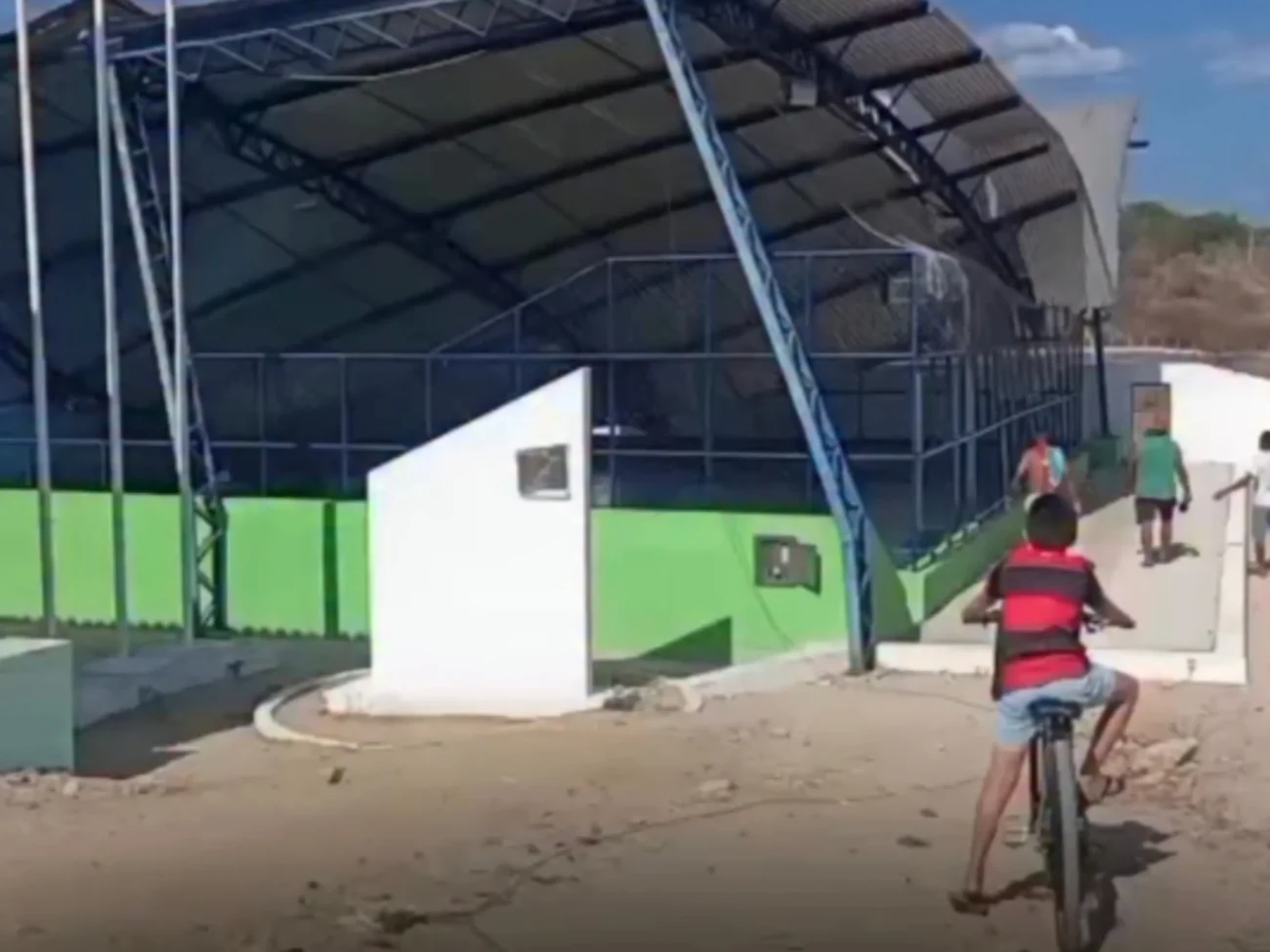 Vídeo mostra ventos fortes provocam desabamento de estrutura em quadra de escola na zona rural de Itatira no Ceará 