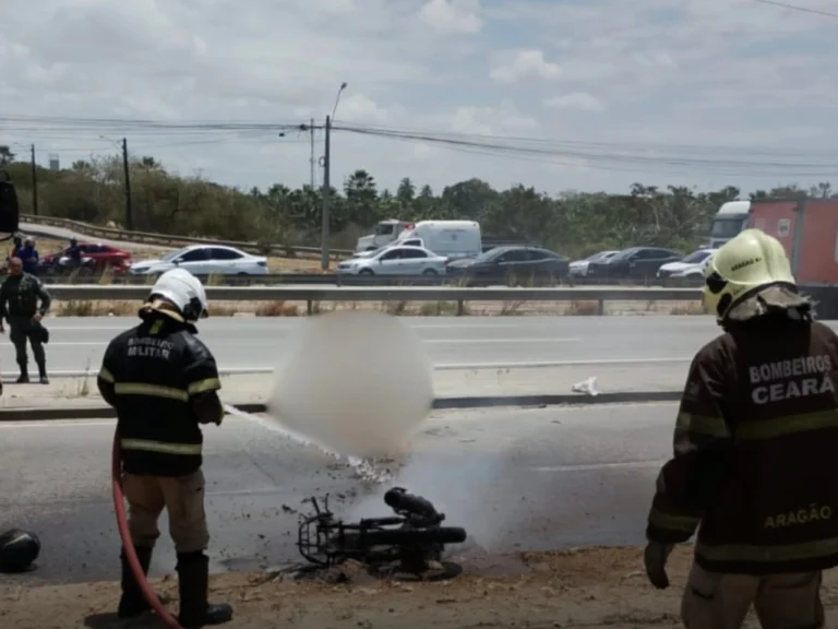Motociclista morre carbonizado após bater na traseira de caminhão-baú na BR-116, em Fortaleza
