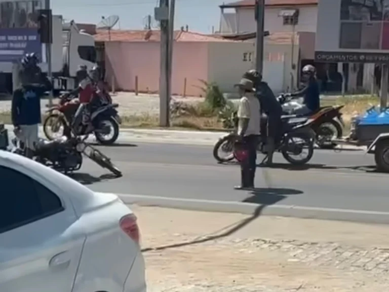 Vídeo mostra discussão de trânsito termina com homem detido após ameaça com faca em Quixeramobim no Ceará 