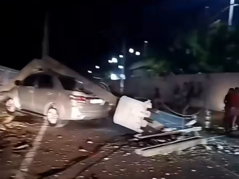 Vídeo mostra SW4 bate em poste e estrutura desaba sobre veículo durante a madrugada em Juazeiro do Norte 