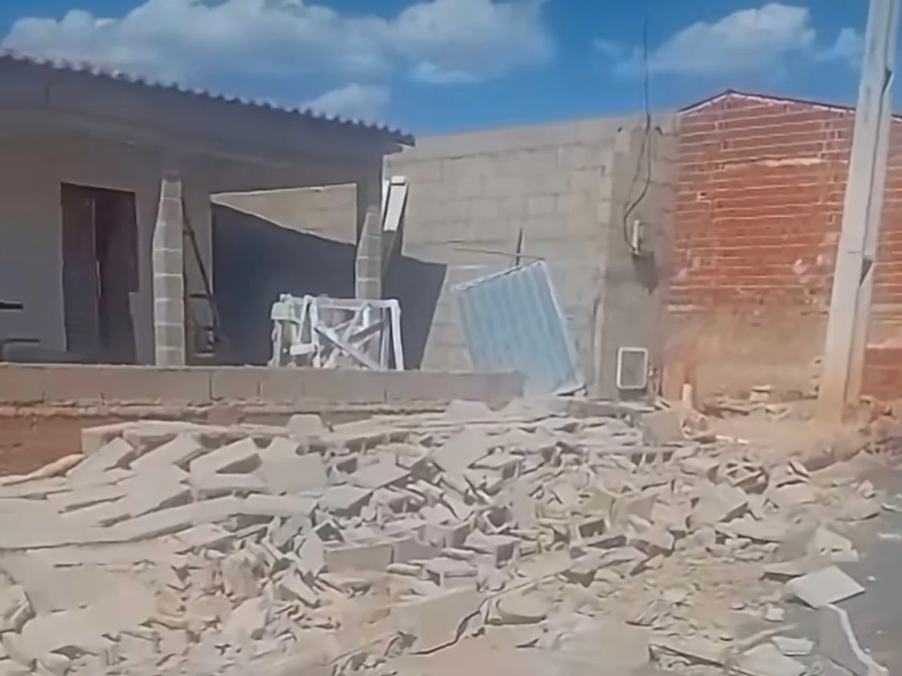 Vídeo mostra ventania derruba muro de residência e espalha tijolos pela rua em Quiterianópolis no Ceará 