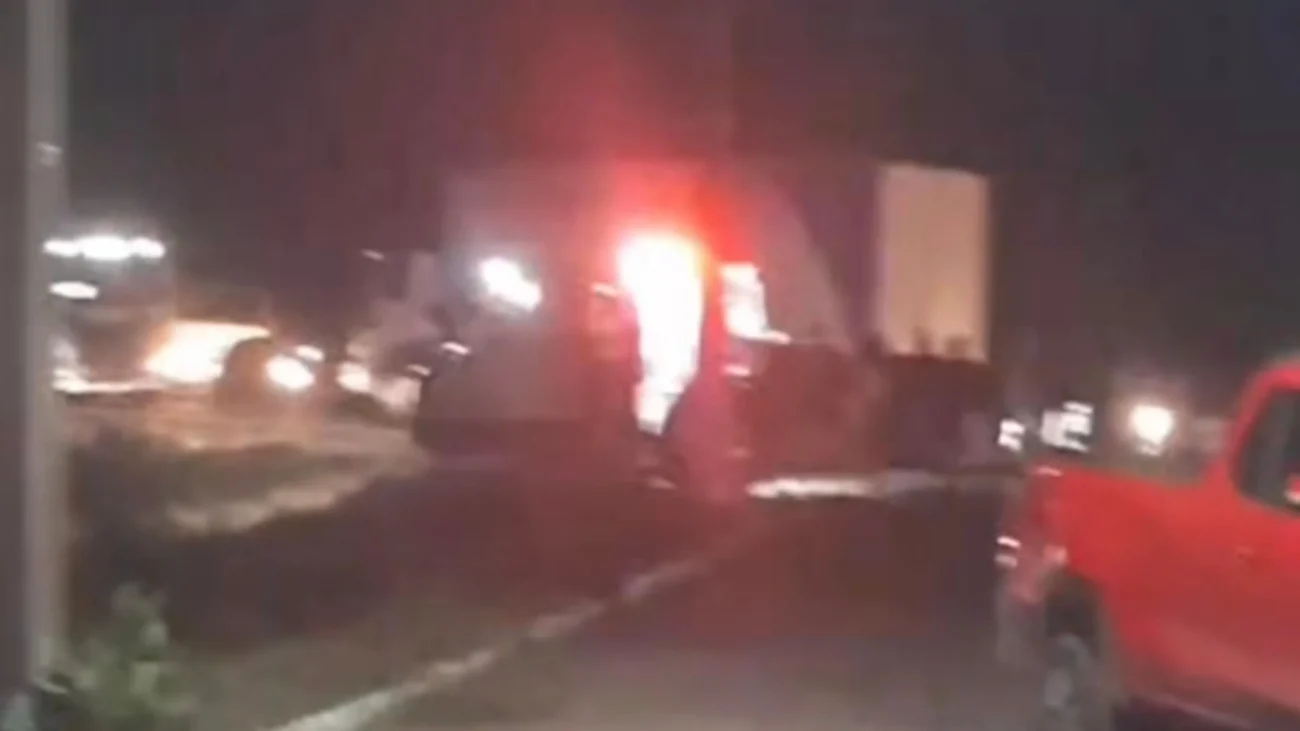 Vídeo mostra colisão entre motocicleta e Hilux deixa casal ferido