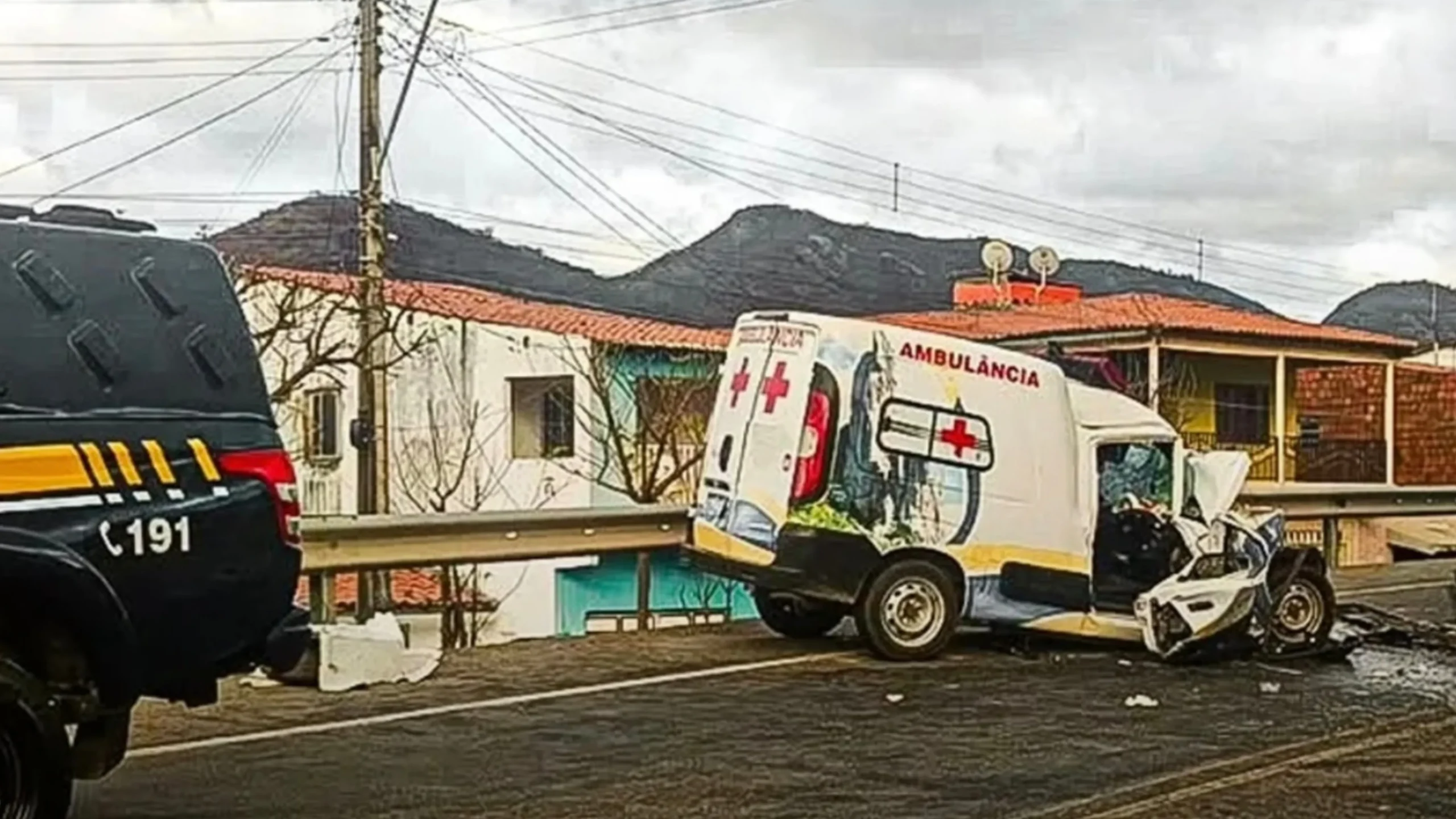 Tragédia na BR-222: idosa de 68 anos morre após ambulância bater de frente com caminhão no Ceará 