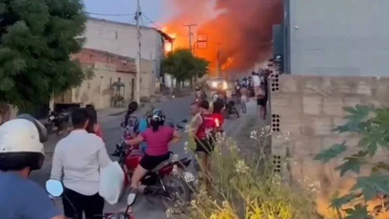 Fogo de grandes proporções assusta moradores e provoca correria na vila coqueiros, em Iguatu 