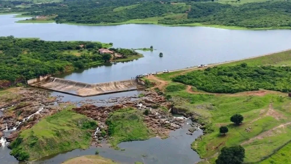 Após 15 anos, Açude Serafim Dias volta a sangrar em Mombaça