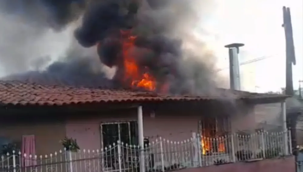 Criança de 8 anos é resgatada de casa em chamas em Fortaleza