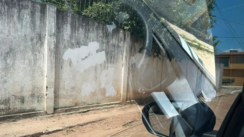 Integrantes da facção Comando Vermelho são presos por fazer pichações em muros